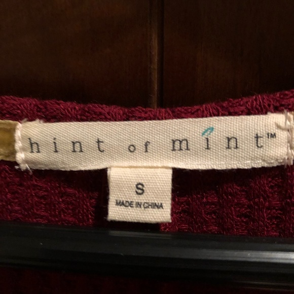 Hint of Mint lg sleeved top w/crochet arms dk red - Picture 5 of 5